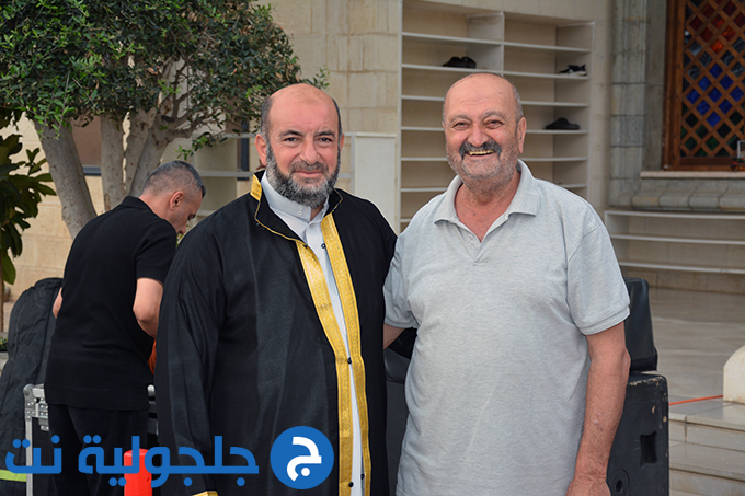 اهالي جلجولية يؤدون صلاة عيد الاضحى في ساحة مسجد الروضة في جلجولية 